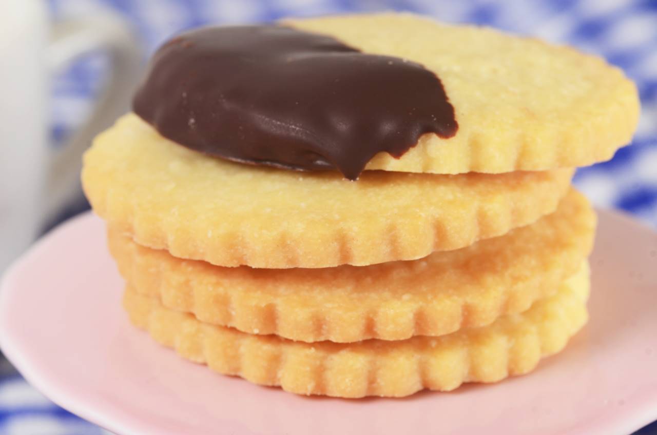 What is an easy recipe for shortbread cookies?