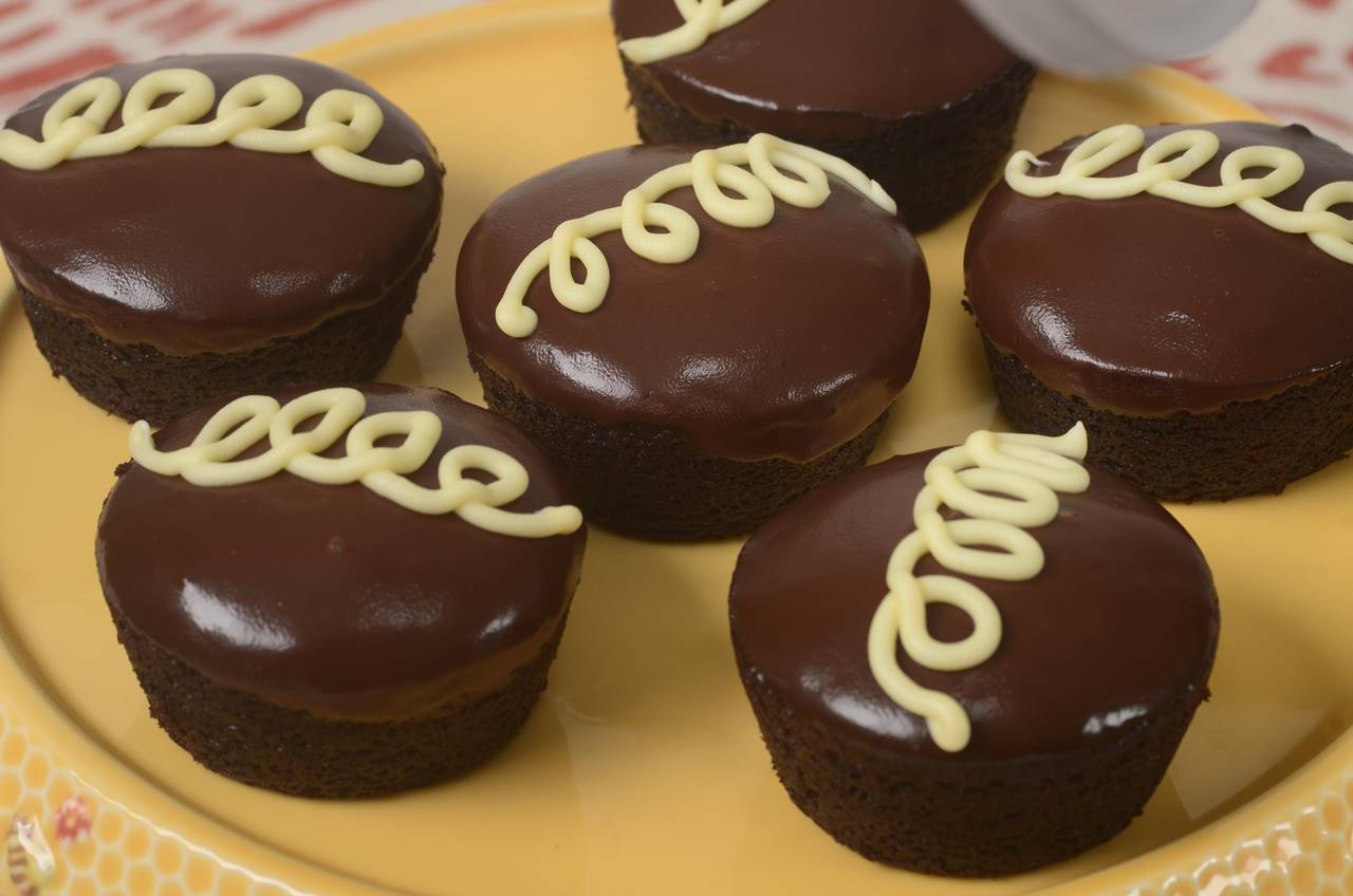 Homemade Hostess Cupcakes - Joyofbaking.com *Video Recipe*