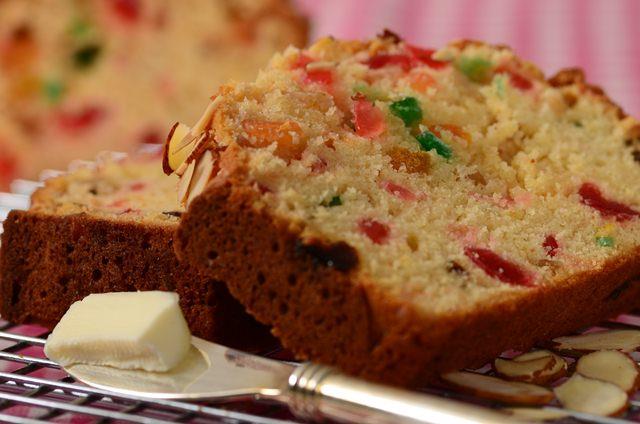 Little fruit loaves with toffee nut topping