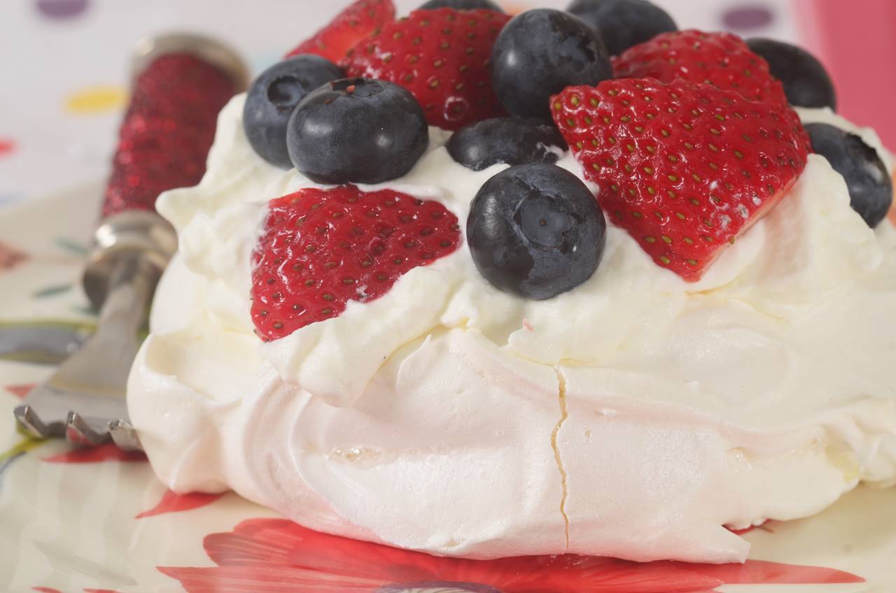 Mini Pavlovas Recipe *Video Recipe* Mini Pavlovas Recipe *Video Recipe*